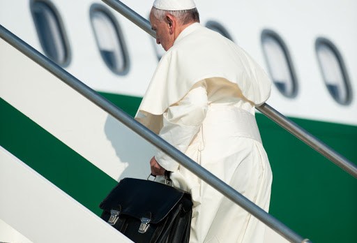 Qué lleva Papa en su “misteriosa” maleta de piel negra?
