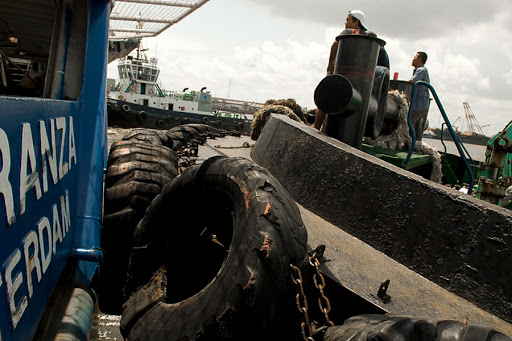 Greenpeace helps activists block marine dumpsite &#8211; es