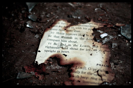 Christian book burning in Raqqa &#8211; es