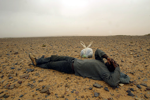 Migrant in the desert &#8211; es