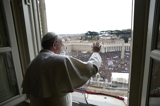 Pope Francis blesses the faithful &#8211; es