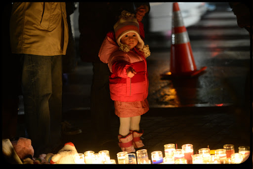 Newtown One Year Later: The Long Journey of Hope and Healing 002 &#8211; es