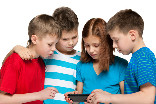 Group of four children are playing with smartphone &#8211; es