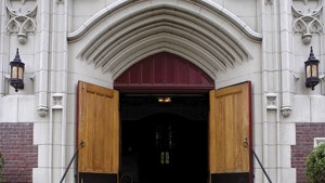 An open door in a church – es