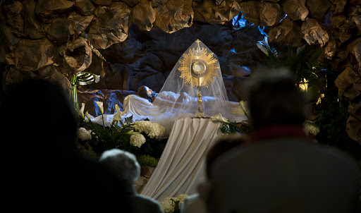 Adoration of The Blessed Sacrament by the tomb of Jesus &#8211; es