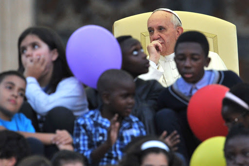 Pope Francis looks at children &#8211; es