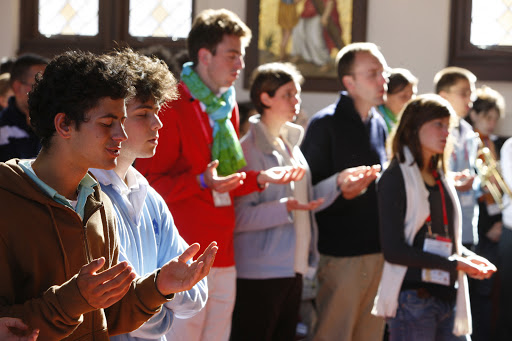 jóvenes en misa