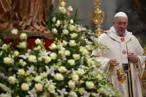 Pope Francis leads a Christmas Eve mass (flowers) &#8211; es