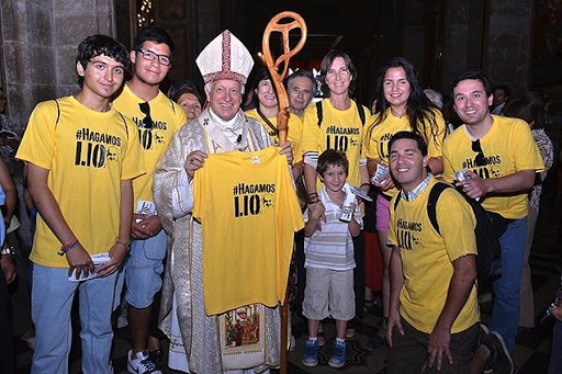 Voluntarios y seguidores de #HagamosLio entregan su polera a Monseñor Ezzati en la Catedral. &#8211; es
