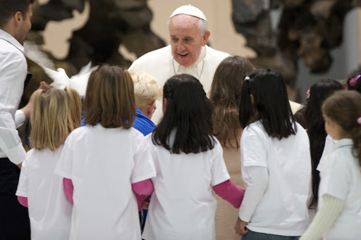 Pope Francis is welcomed by children &#8211; es