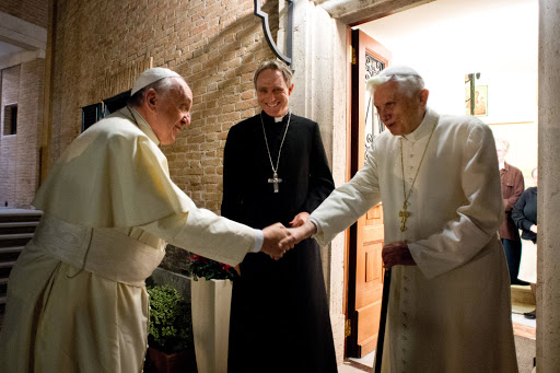 pe Francis shaking hands with Pope Emeritus Benedict XVI 2 &#8211; es