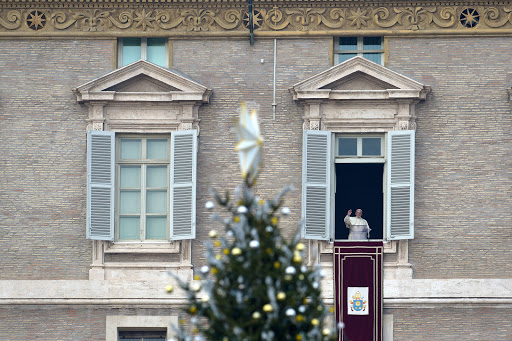 Pope Francis addresses the crowd from his private apartments &#8211; es