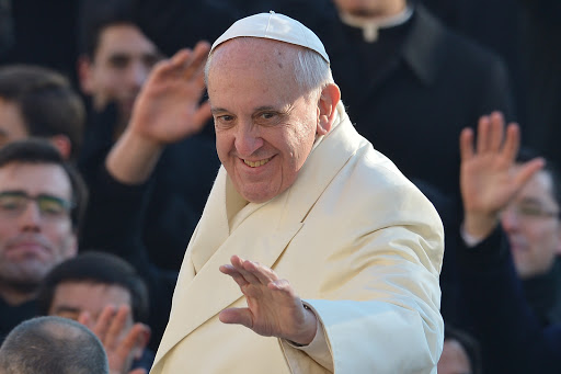 Pope Francis greets the crowd &#8211; es
