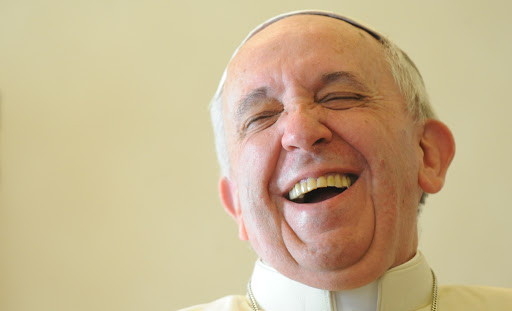 Pope laughing &#8211; es