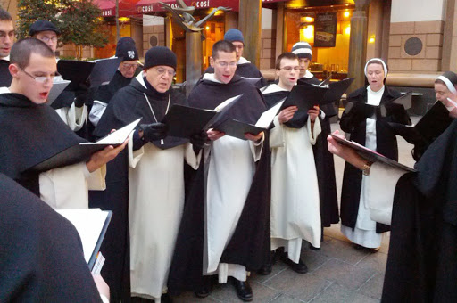 Dominics singing christmas carols in streets &#8211; es