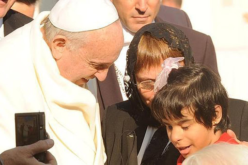 Papa Francesco e una ragazza cieca di Valencia &#8211; es