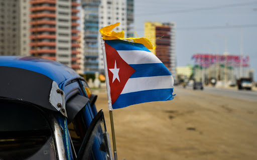 A yellow ribbon is seen in a Cuban flag in Havana &#8211; es