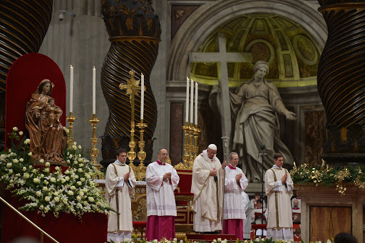 Pope Francis (C) leads a Christmas Eve mass &#8211; es
