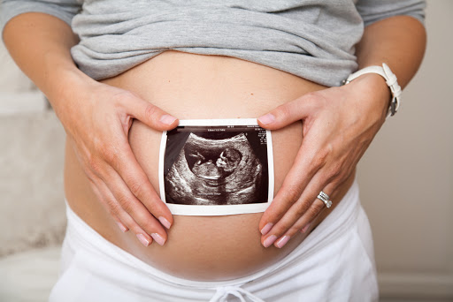 A pregnant woman holding ultrasound scan &#8211; es