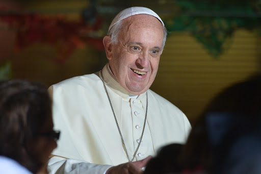 Pope Francis smiling 2 &#8211; es