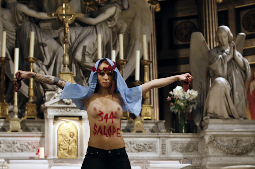 Femen nella chiesa de la Madeleine a Parigi &#8211; es