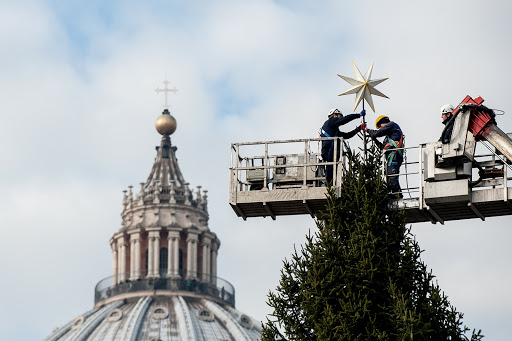 christmas tree on St. Peter&#8217;s Square &#8211; es