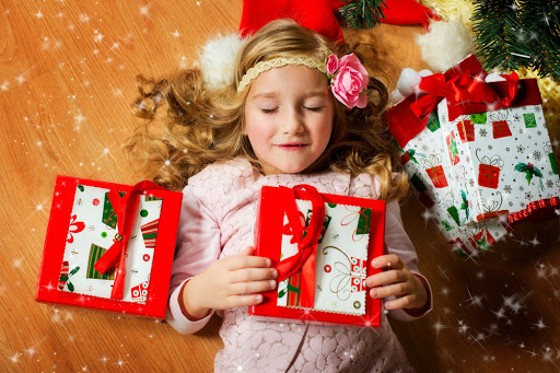 A little girl with closed eyes on Christmas Day &#8211; es