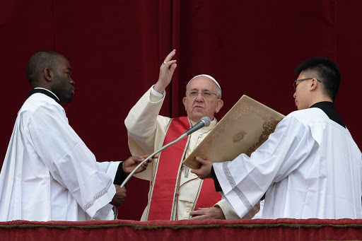 Pope Francis (C) gives his traditional Christmas «Urbi et Orbi» blessing &#8211; es