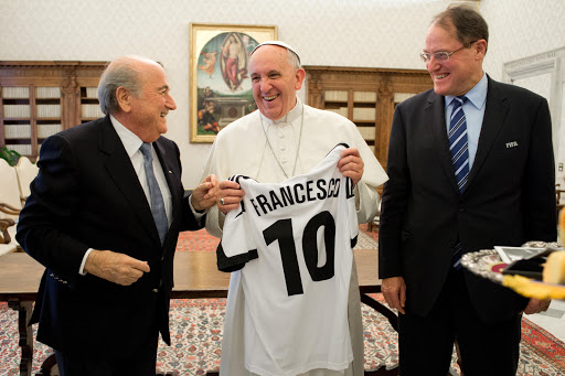 Pope Francis (C) speaking with FIFA president Sepp Blatter &#8211; es