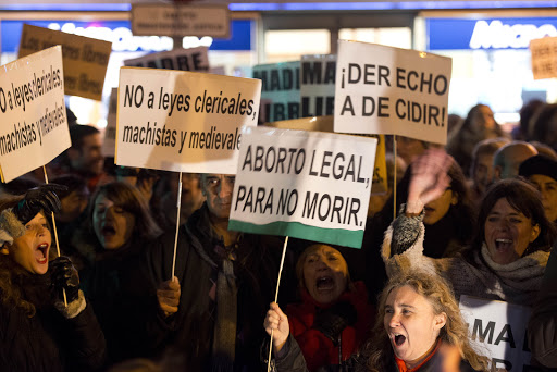 People hold placards reading «No to clerical, macho and medieval laws», «Legal abortion, to don&#8217;t die» &#8211; es