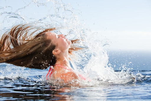 woman raising her head out of the water in a swimming &#8211; es