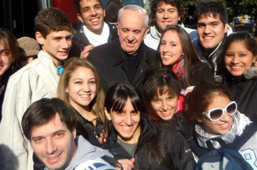 Bergoglio with young &#8211; es