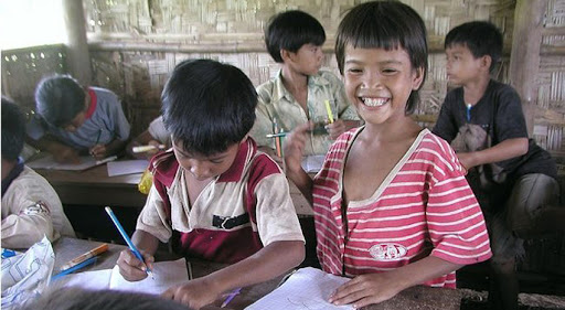 Niños felices en escuela pobre