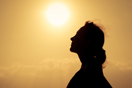 Silhouette of the woman standing at the beach &#8211; es