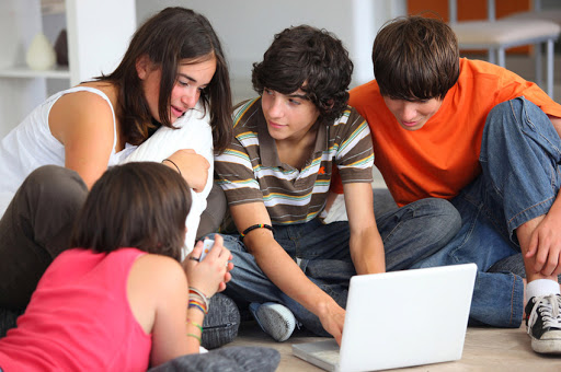 Group of teenagers in front of a laptop computer – es
