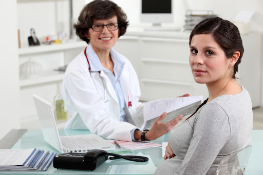 A pregnant woman at her gynecologist. &#8211; es