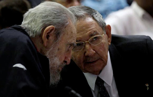 Fidel Castro (L) listening to his brother and current president, Raul &#8211; es