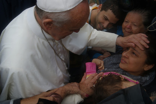 Francesco Papa durante la sua visita alla favela Varginha a Rio de Janeiro &#8211; es