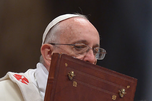 Pope Francis kisses the book of the gospels &#8211; es