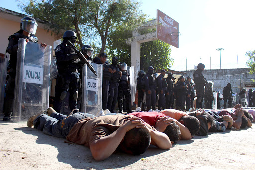 Police guard prisoners who were involved in a prison mutiny in Iguala &#8211; es