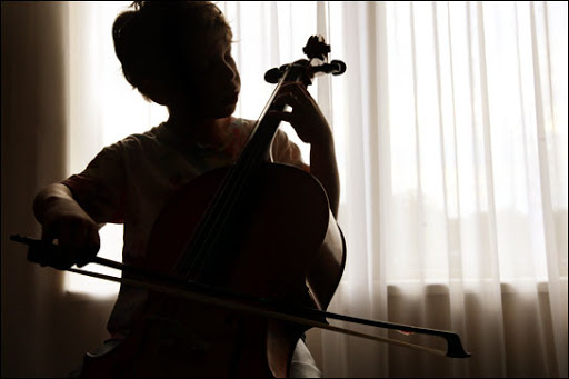 A child plays the cello &#8211; es