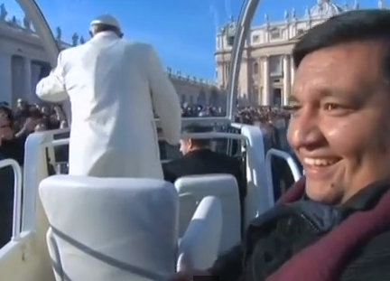 Pape François avec un ami en papamobile – es