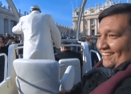 Pape François avec un ami en papamobile &#8211; es