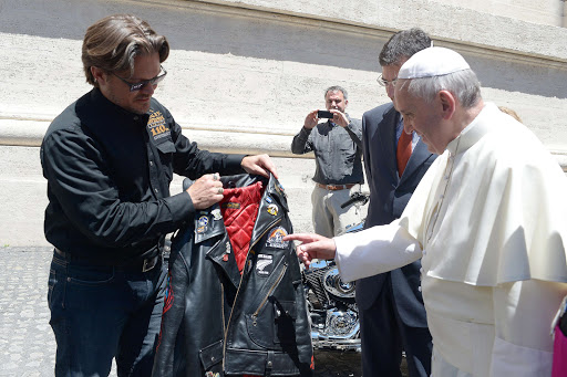 Pope Francis looks at an Harley Davidson leather jacket – es