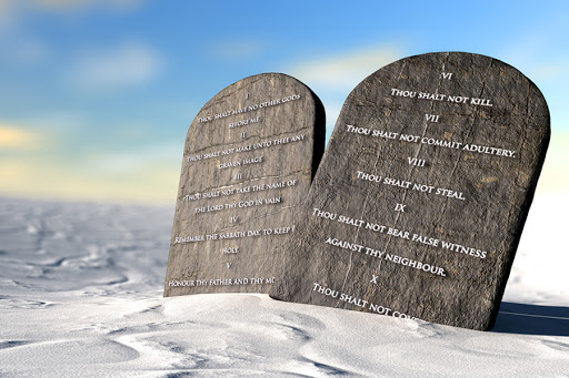 Two stone tablets with the ten commandments inscribed on them &#8211; es
