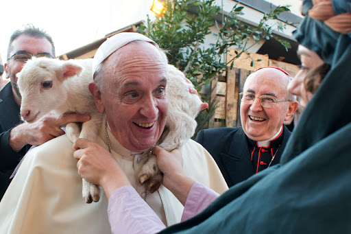 Pope Francis is carrying a lamb on his shoulders &#8211; es