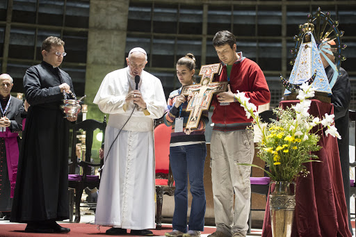 Pope Francis meets Argentine youngsters at the Metropolitan Cathedral in Rio de Janeiro &#8211; es