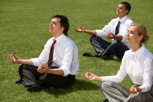 Business people meditating &#8211; es