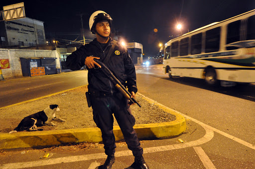 A police officer patrols the streets of Los Teques &#8211; es