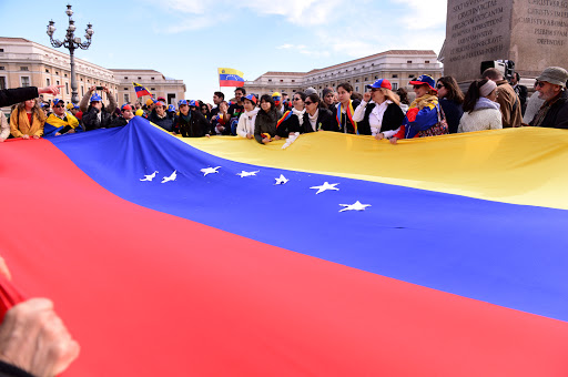 A Venezuelan group of faithful at the angelus of St. Peter&#8217;s Square &#8211; es
